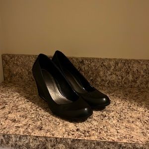 Kenneth Cole Reaction Wedge Pump - Black & Patent, Size: 7.5
